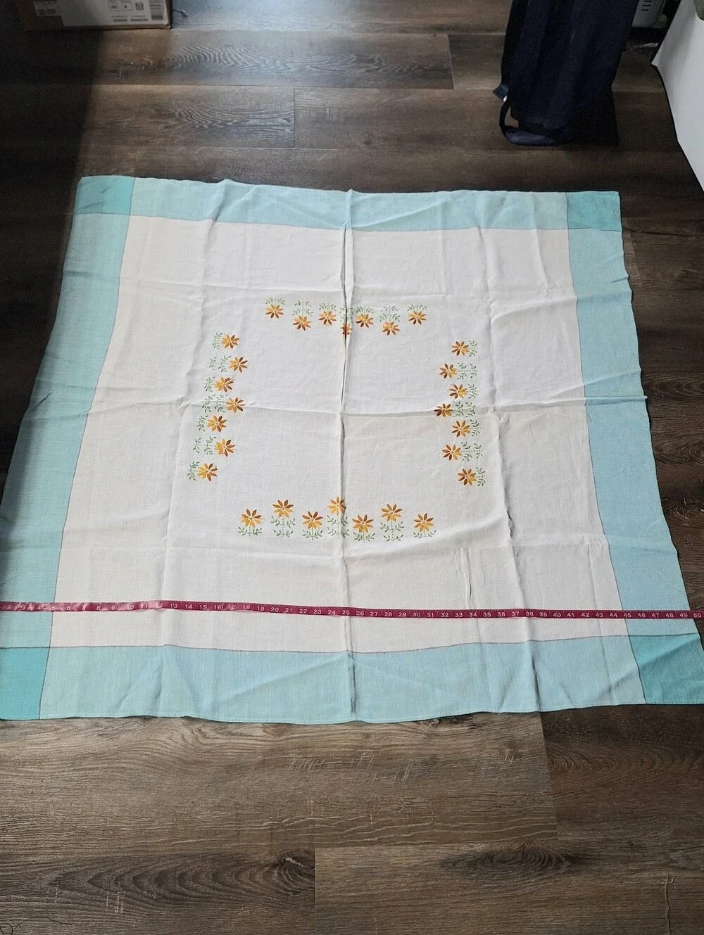 Vintage 30s-40s Embroidered Linen Daisy Tablecloth & Napkin Set